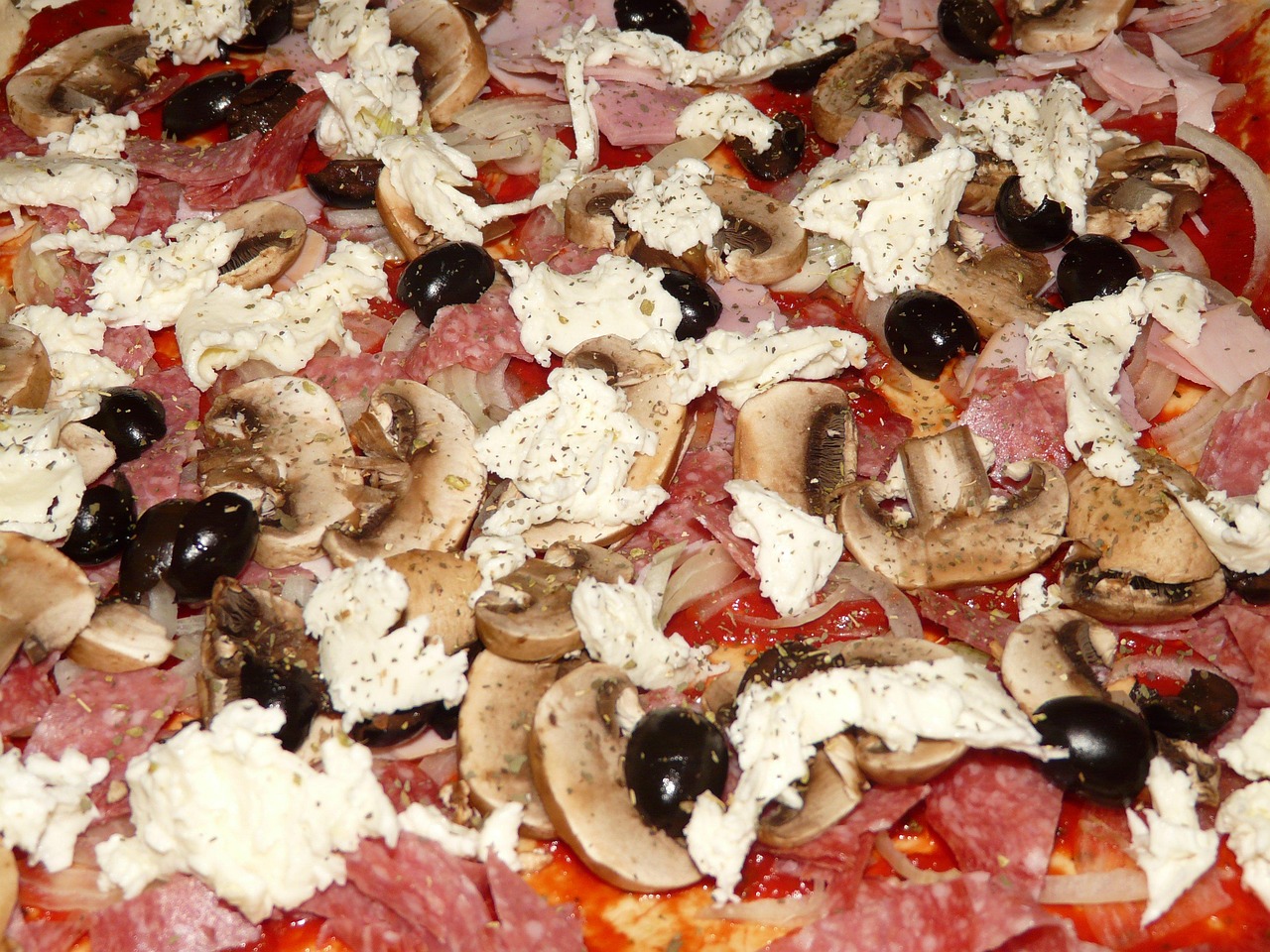 entdecken sie die perfekte kombination aus pizzateig und köstlichen belägen für eine unwiderstehliche hausgemachte pizza.