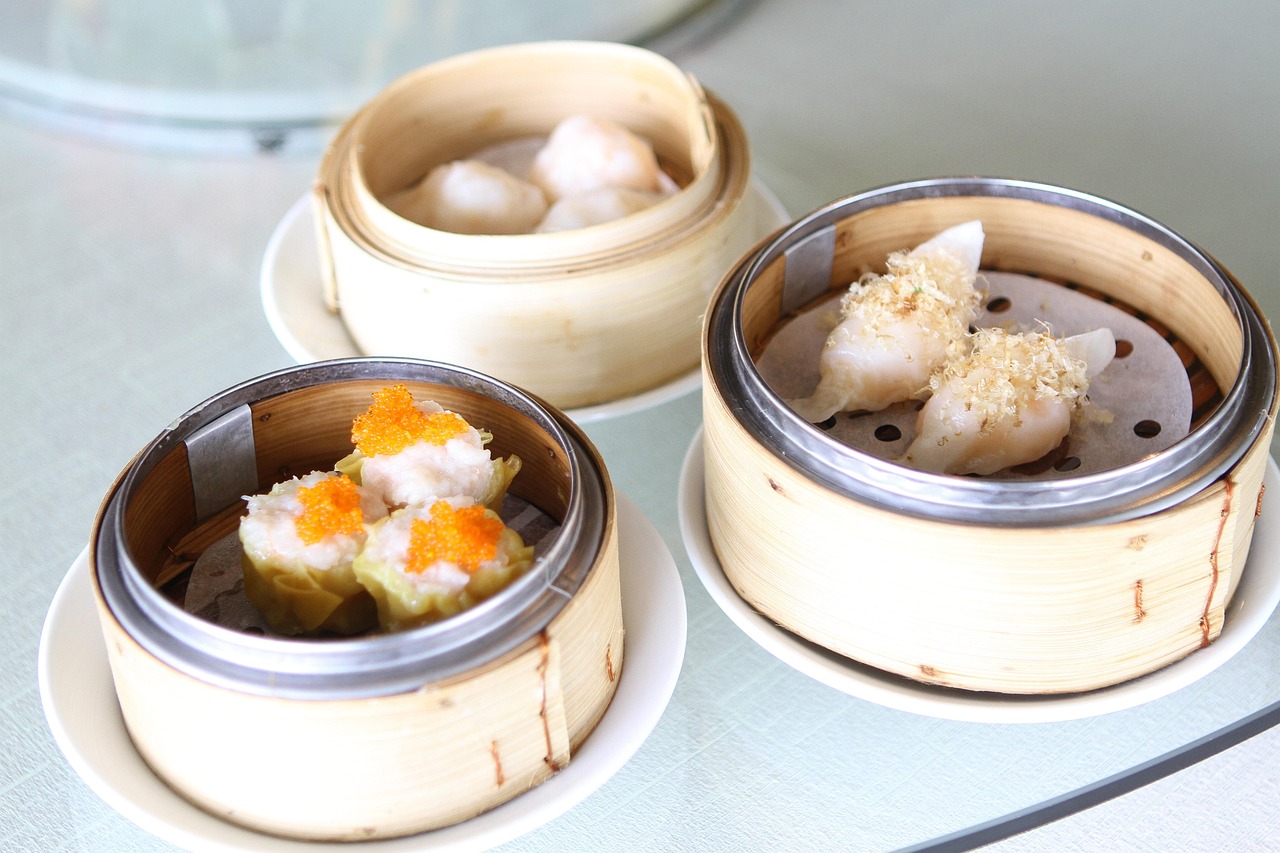 entdecken sie unsere k&ouml;stlichen dim sum &ndash; authentische chinesische spezialit&auml;ten, frisch zubereitet und perfekt f&uuml;r jeden anlass. genie&szlig;en sie vielfalt und geschmack in jedem bissen!